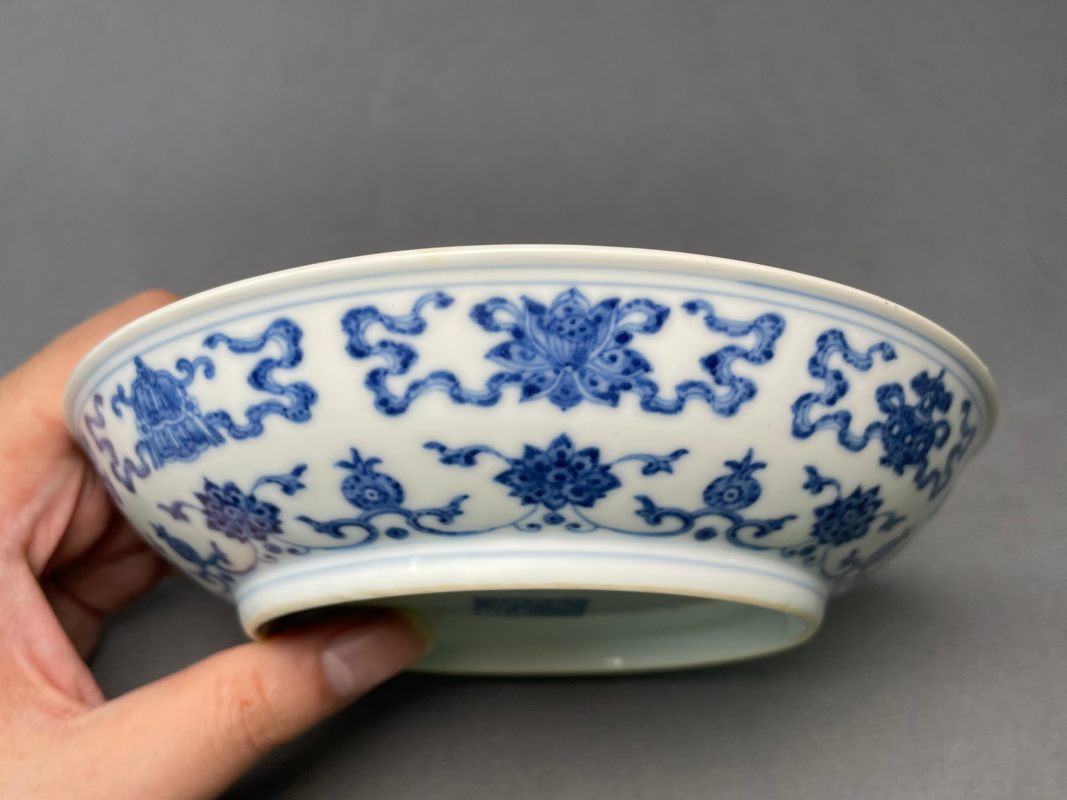 清乾隆 青花缠枝莲托八宝纹盘 - 图10