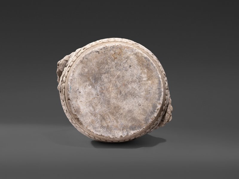 A RARE PAIR OF IMPERIAL WHITE MARBLE DRUM STOOLS  CHINA, 17TH CENTURY - 图10