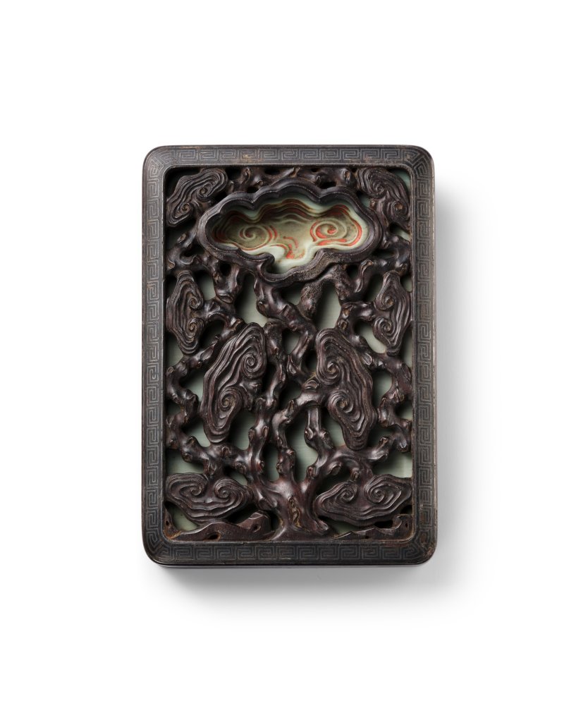 An imperially inscribed songhua inkstone with original zitan fitted box, Qing dynasty, Kangxi period | 清康熙　御銘松花石「九如」硯　「康熙」、「御銘」印　原配紫檀透雕靈芝如意紋硯盒 - 图6