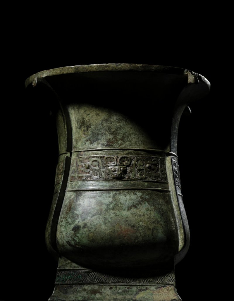 The Fu Ding Fang Zun, An extremely rare and possibly unique archaic bronze royal ritual wine vessel, Zun, Early Western Zhou dynasty | 西周早期 作父丁方尊 - 图5