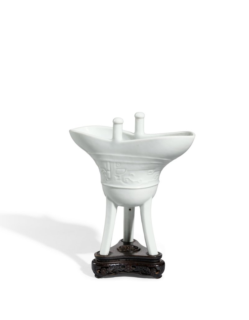 A fine white-glazed moulded archaistic wine vessel, jue, Seal mark and period of Qianlong | 清乾隆　白釉仿古紋爵盃　《大清乾隆年製》款 - 图2
