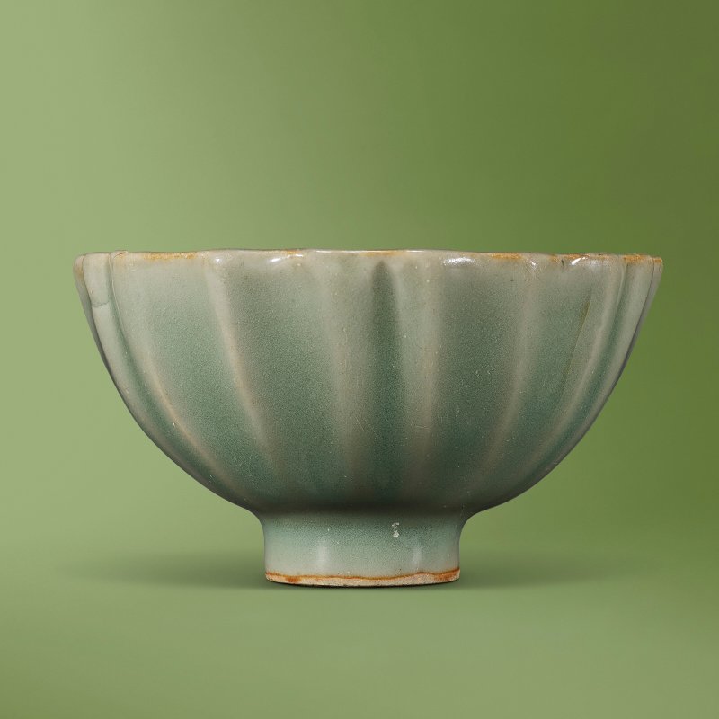 A LONGQUAN CELADON PETAL-LOBED CUP  CHINA, YUAN DYNASTY (1279-1368) - 图1