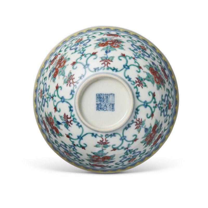 A DOUCAI 'FOLIATE SCROLL' BOWL  CHINA, QING DYNASTY, DAOGUANG SIX-CHARACTER SEAL MARK IN UNDERGLAZE BLUE AND OF THE PERIOD (1821-1850) - 图4
