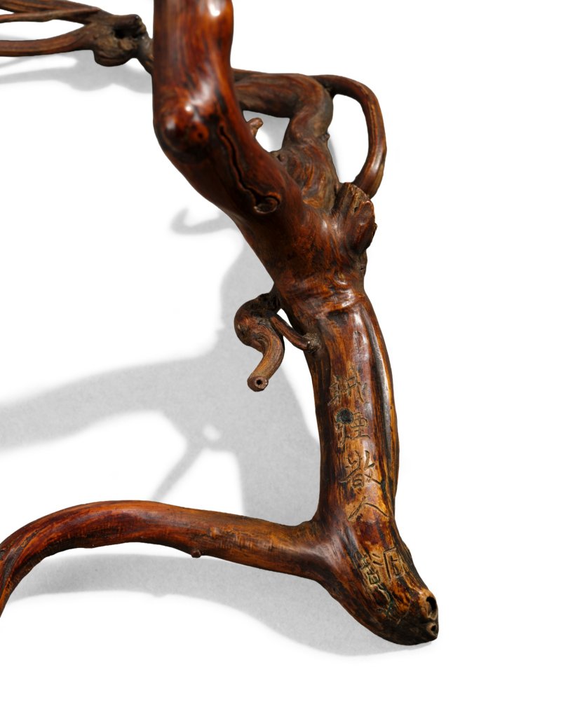 An inscribed rootwood stand, Signed Gengyan sanren and Shigu, Qing dynasty, Kangxi period | 清康熙　隨形奇木帖架　「耕烟散人」、「石谷」 款 - 图5