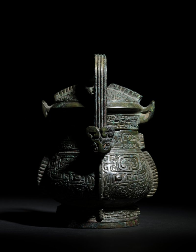 An exquisite and remarkably rare miniature bronze royal ritual wine vessel and cover, You, Late Shang dynasty | 商晚期 青銅弄器提梁卣 - 图8