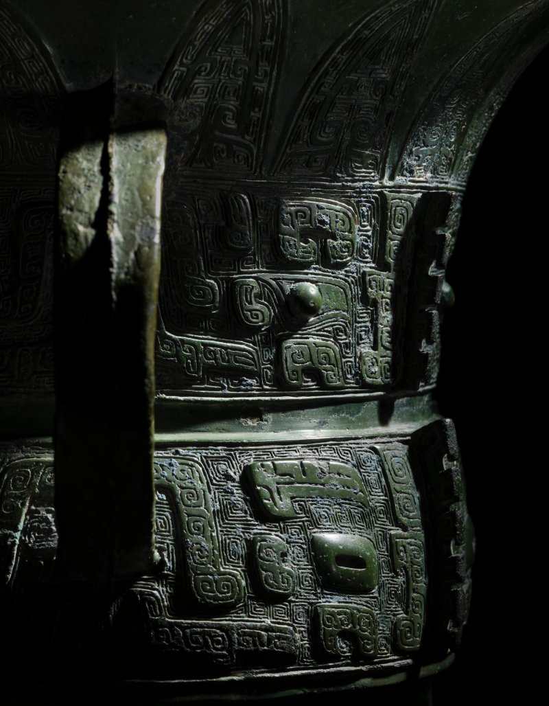 The T.Y. King Jia, a highly important and exceptionally large archaic bronze royal wine vessel, Late Shang dynasty, early Yinxu (Anyang) period, 14th–13th century BC | 商末　安陽殷墟早期　公元前十四至十三世紀　元斝 - 图9