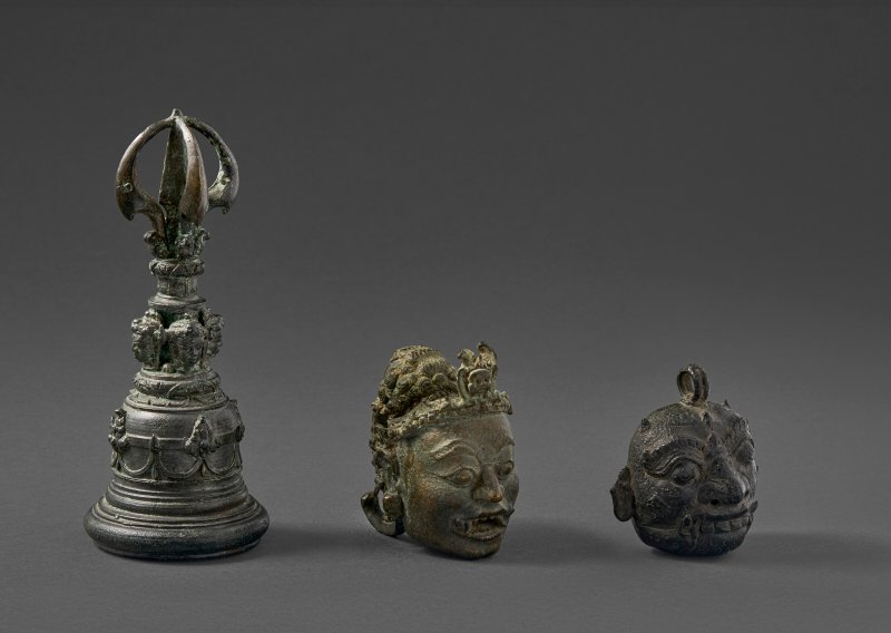 A COPPER ALLOY HEAD, PRIEST'S BELL AND RATTLE  INDONESIA, 12TH-15TH CENTURY - 图3