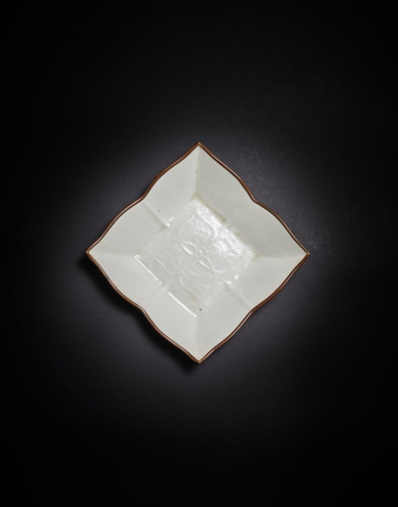 A Dingyao slip-decorated square dish, Northern Song dynasty | 北宋　定窰瀝粉堆線紋方盤 - 图1
