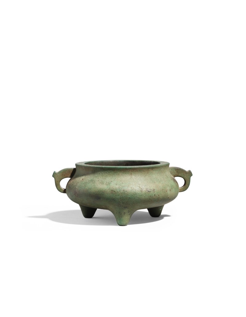 A bronze tripod incense burner, Ming dynasty, Xuande mark | 明　銅鋬耳三足乳爐　《宣德年》款 - 图1