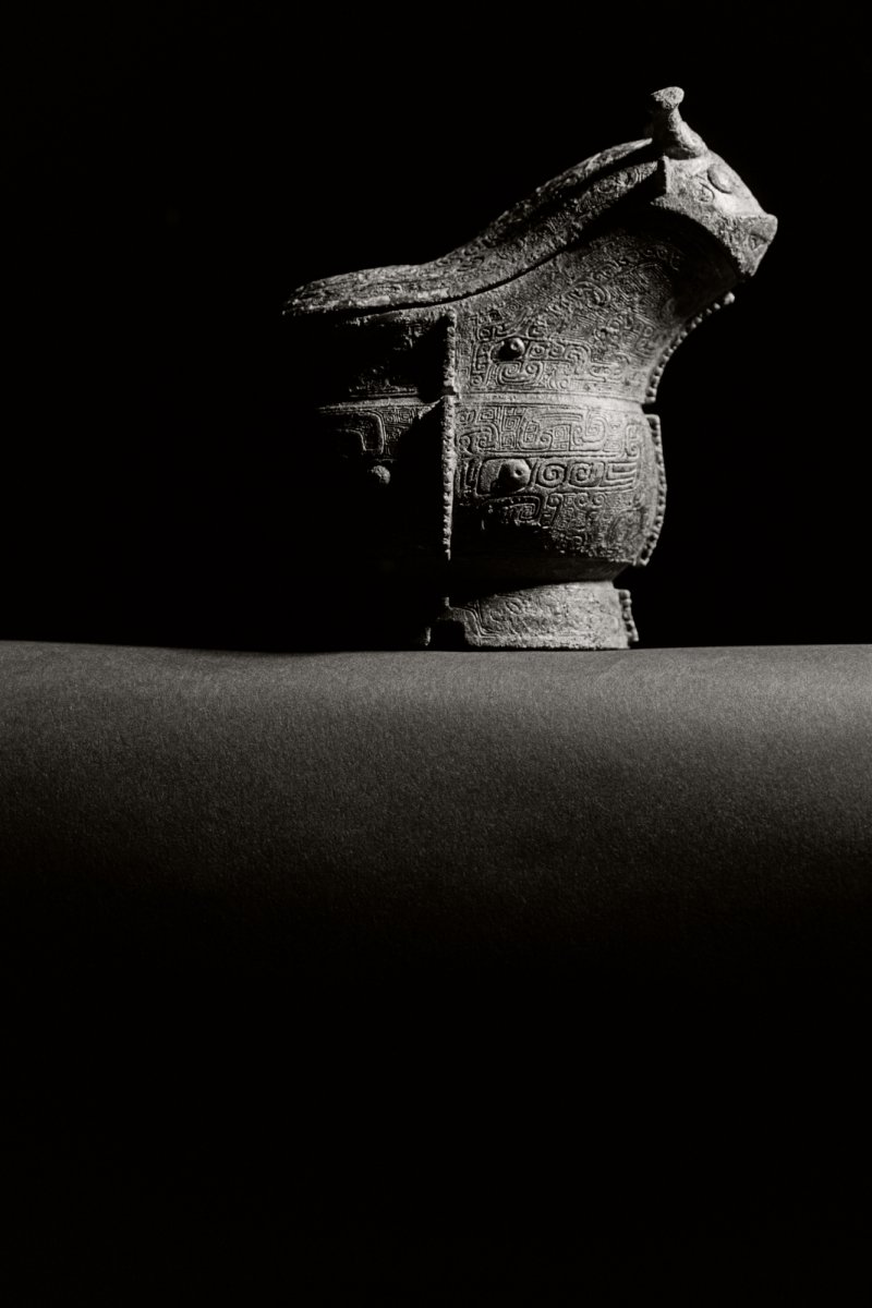 An exceptionally rare and important archaic bronze royal ritual wine vessel and cover, gong, Late Shang dynasty | 商末 青銅獸形觥 - 图2