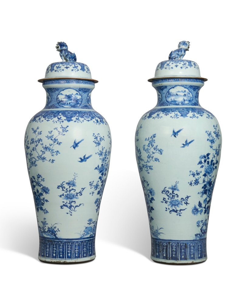A PAIR OF CHINESE EXPORT BLUE AND WHITE 'SOLDIER' VASES AND COVERS  CHINA, QING DYNASTY, 18TH CENTURY - 图3