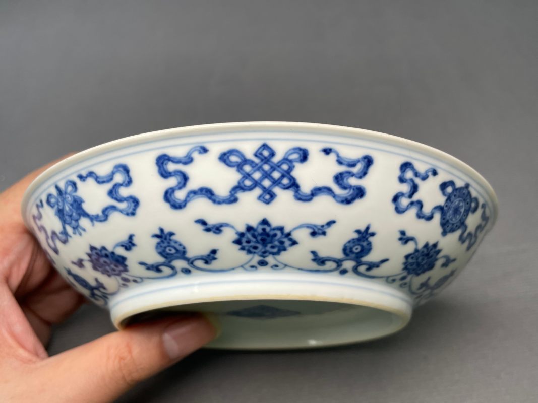 清乾隆 青花缠枝莲托八宝纹盘 - 图11