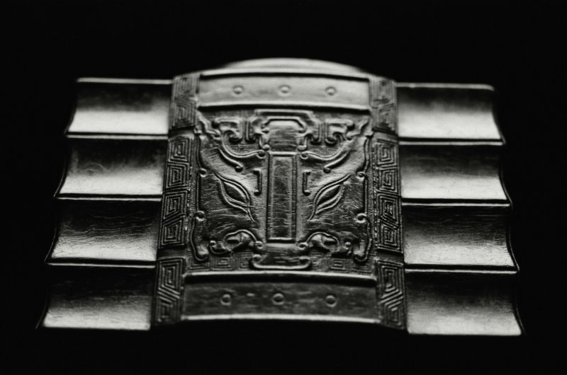 A zitan archaistic cong-shaped incense burner, Qing dynasty, Qianlong period, Fuchentang mark | 清乾隆　紫檀雕饕餮紋琮式爐　「馥辰堂」款 - 图2