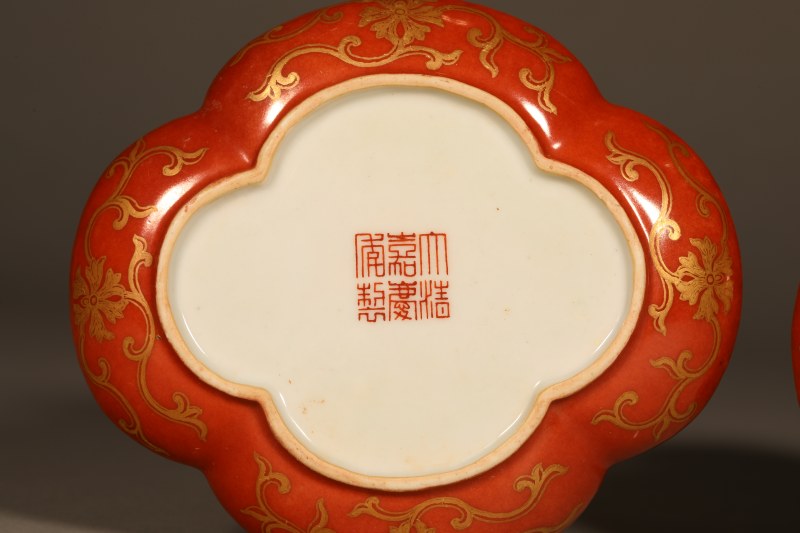 清嘉庆 外矾红描金花卉内黄地粉彩缠枝花卉寿字纹海棠盘 - 图6