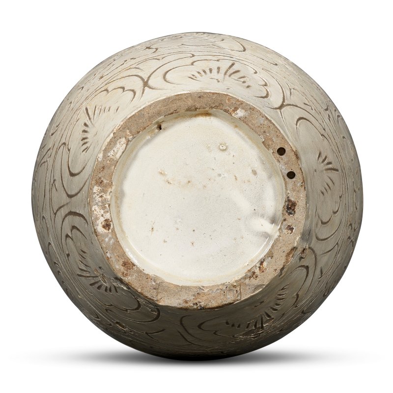 A CIZHOU CARVED WHITE-GLAZED VASE, MEIPING  CHINA, NORTHERN SONG-JIN DYNASTY (960-1234) - 图3
