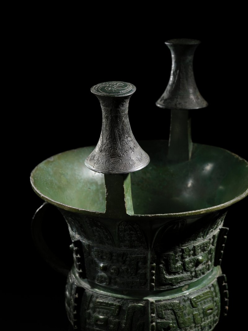 The T.Y. King Jia, a highly important and exceptionally large archaic bronze royal wine vessel, Late Shang dynasty, early Yinxu (Anyang) period, 14th–13th century BC | 商末　安陽殷墟早期　公元前十四至十三世紀　元斝 - 图10