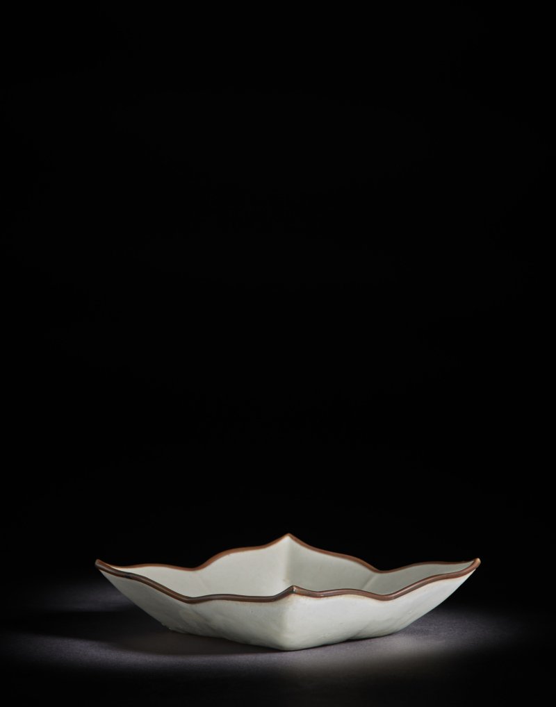 A Dingyao slip-decorated square dish, Northern Song dynasty | 北宋　定窰瀝粉堆線紋方盤 - 图2