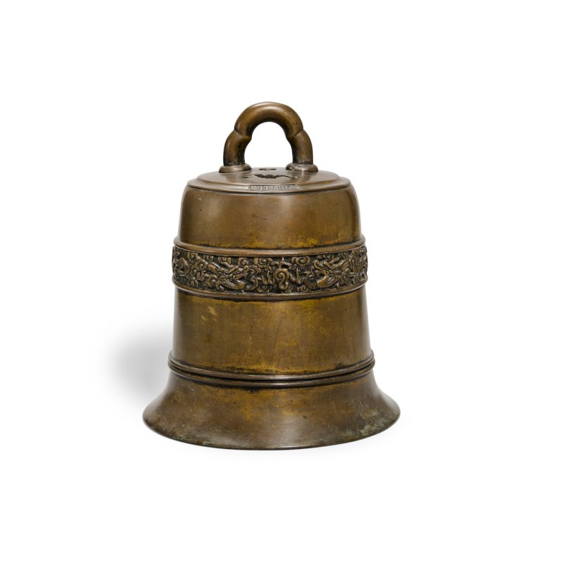A LARGE BRONZE 'DRAGON' BELL  CHINA, QING DYNASTY, QIANLONG SIX-CHARACTER SEAL MARK IN A LINE AND OF THE PERIOD (1736-1795) - 图4