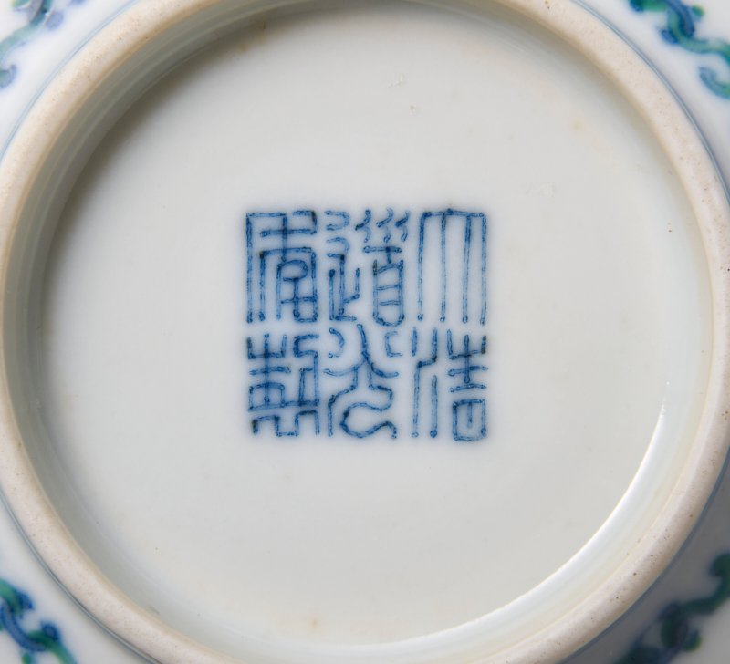 A DOUCAI 'FOLIATE SCROLL' BOWL  CHINA, QING DYNASTY, DAOGUANG SIX-CHARACTER SEAL MARK IN UNDERGLAZE BLUE AND OF THE PERIOD (1821-1850) - 图5