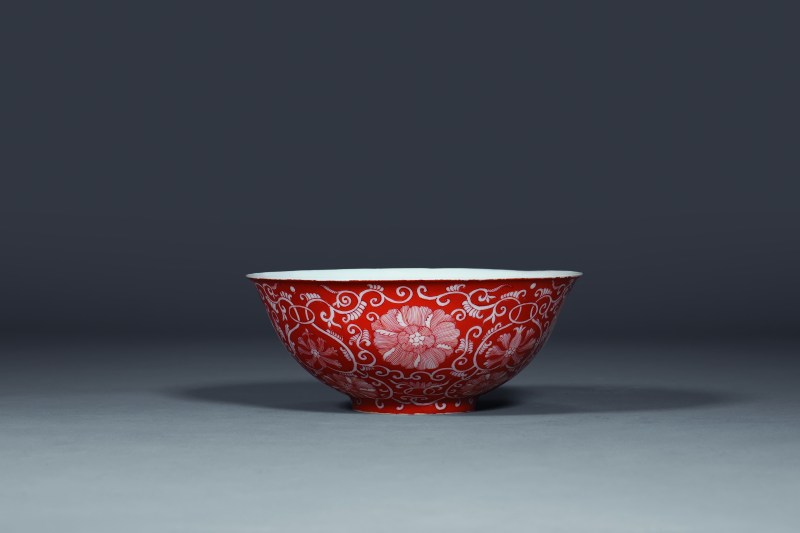 清同治 矾红留白缠枝花卉纹碗 - 图1