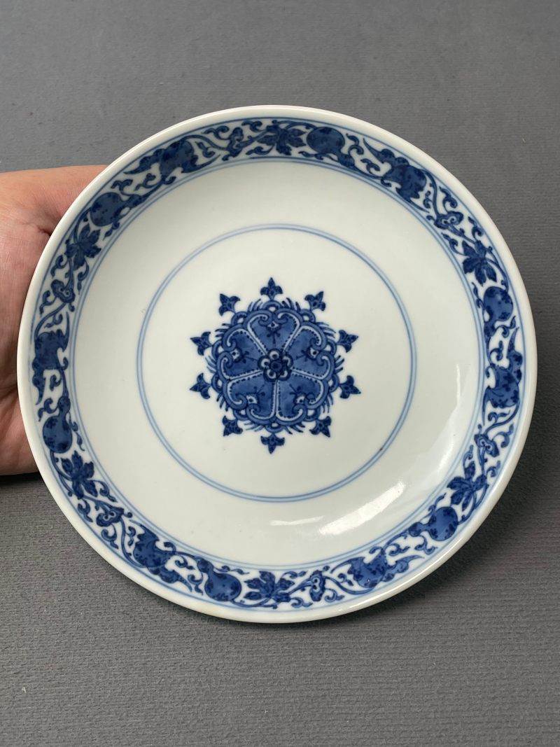 清乾隆 青花缠枝莲托八宝纹盘 - 图12