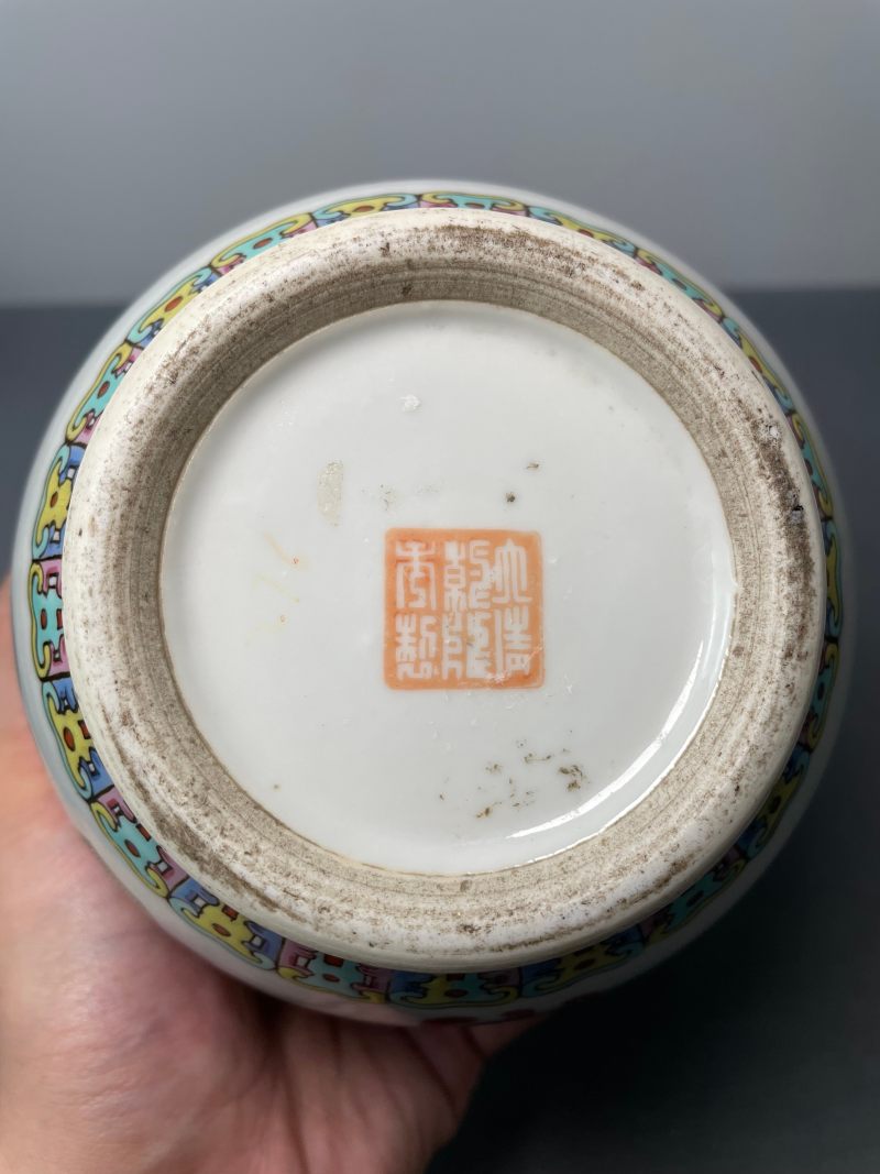 清同治 粉彩“博古清供”象耳瓶 - 图25