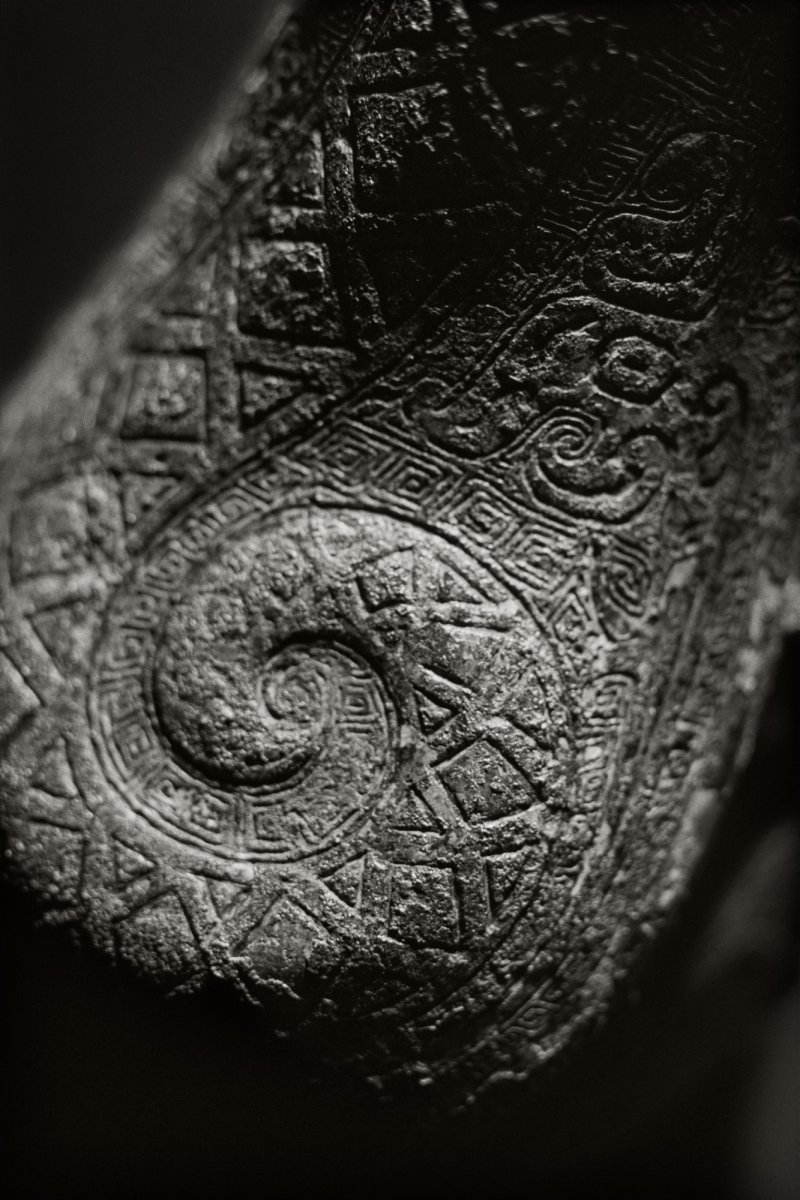 An exceptionally rare and important archaic bronze royal ritual wine vessel and cover, gong, Late Shang dynasty | 商末 青銅獸形觥 - 图3