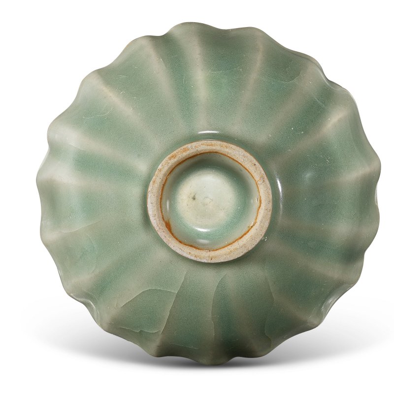 A LONGQUAN CELADON PETAL-LOBED CUP  CHINA, YUAN DYNASTY (1279-1368) - 图2
