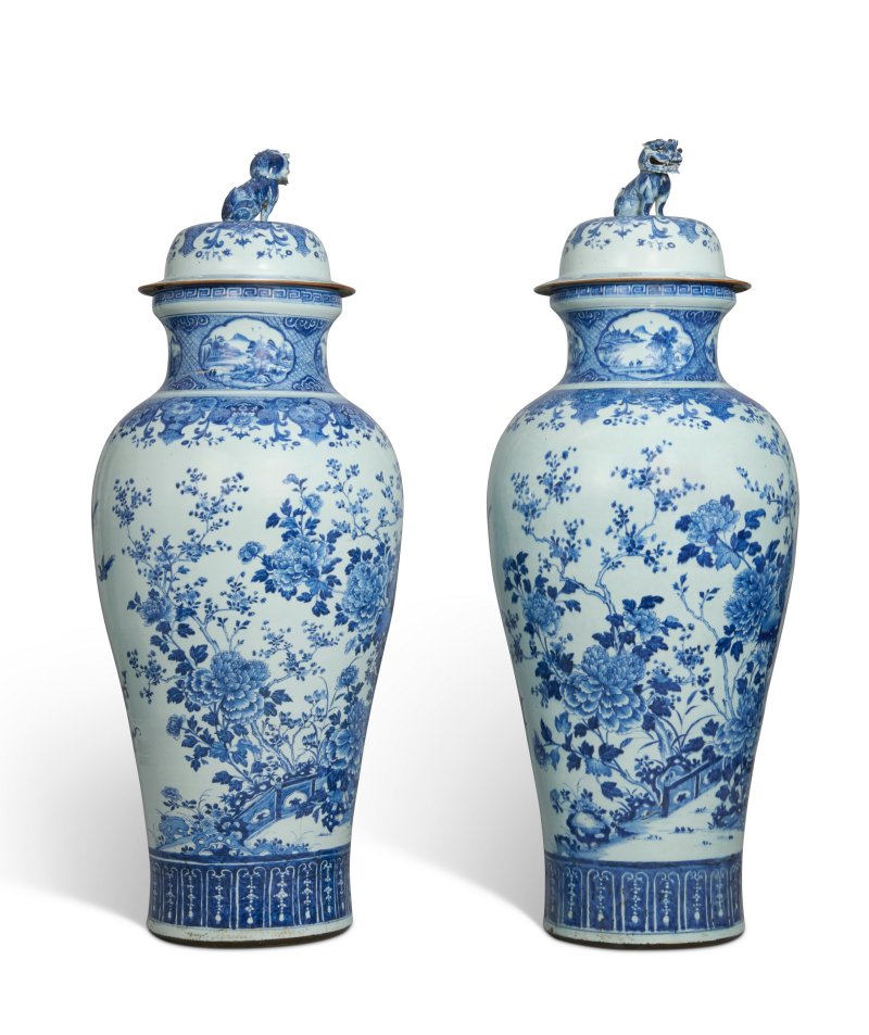 A PAIR OF CHINESE EXPORT BLUE AND WHITE 'SOLDIER' VASES AND COVERS  CHINA, QING DYNASTY, 18TH CENTURY - 图4