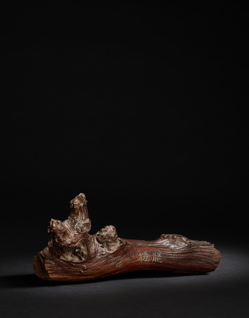 An extremely rare inscribed 'shanmu' 'dragon' raft, inscription by Du Meigen, Qing dynasty, Guangxu period | 清光緒　杉木刻詩龍槎　《梅根》款 - 图1