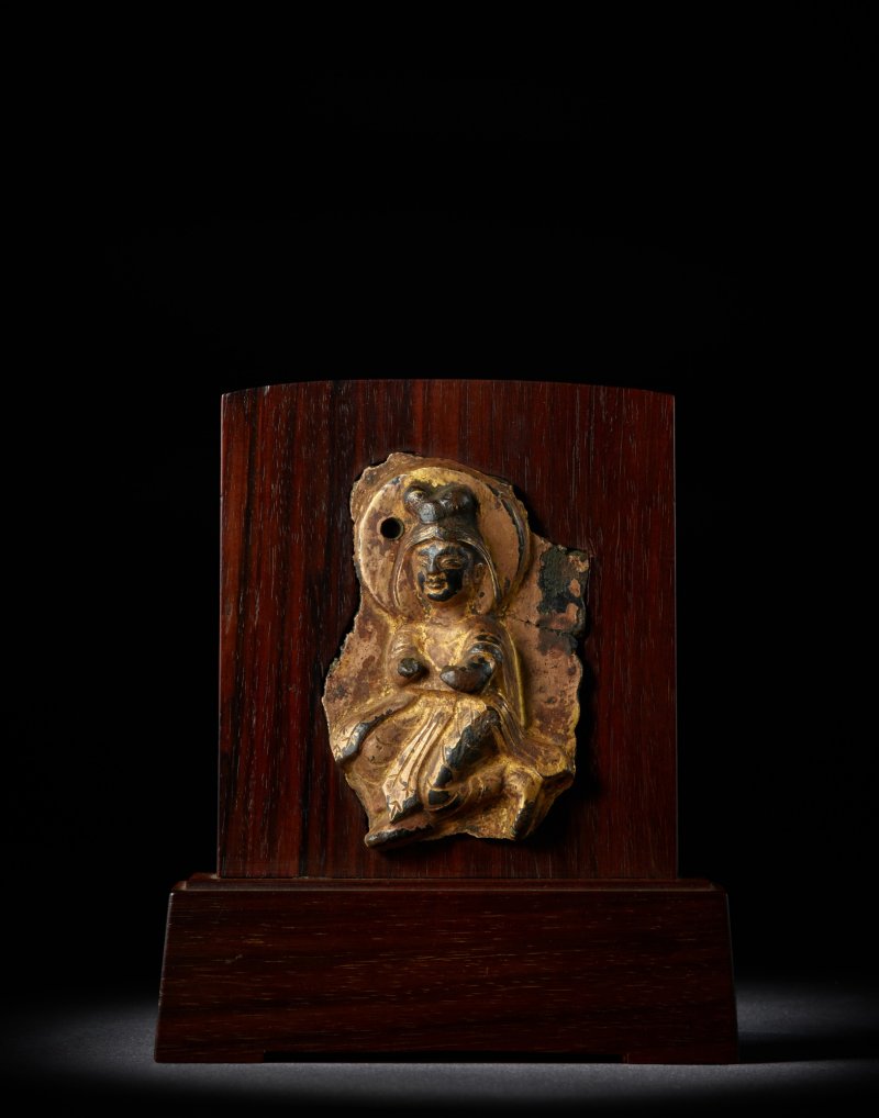 A gilt-bronze fragment of an apsara, Northern Wei dynasty | 北魏 銅鎏金供養天女 - 图1
