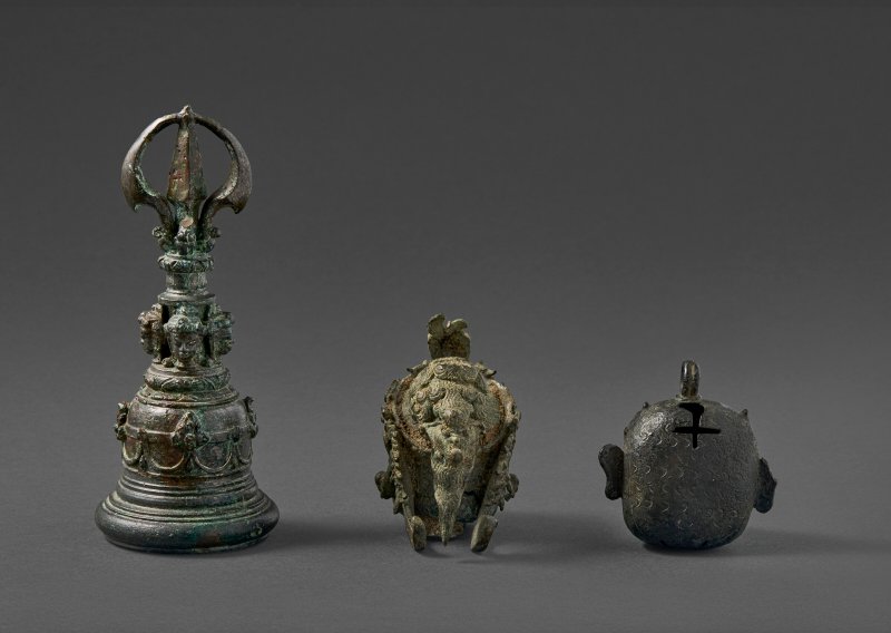 A COPPER ALLOY HEAD, PRIEST'S BELL AND RATTLE  INDONESIA, 12TH-15TH CENTURY - 图4