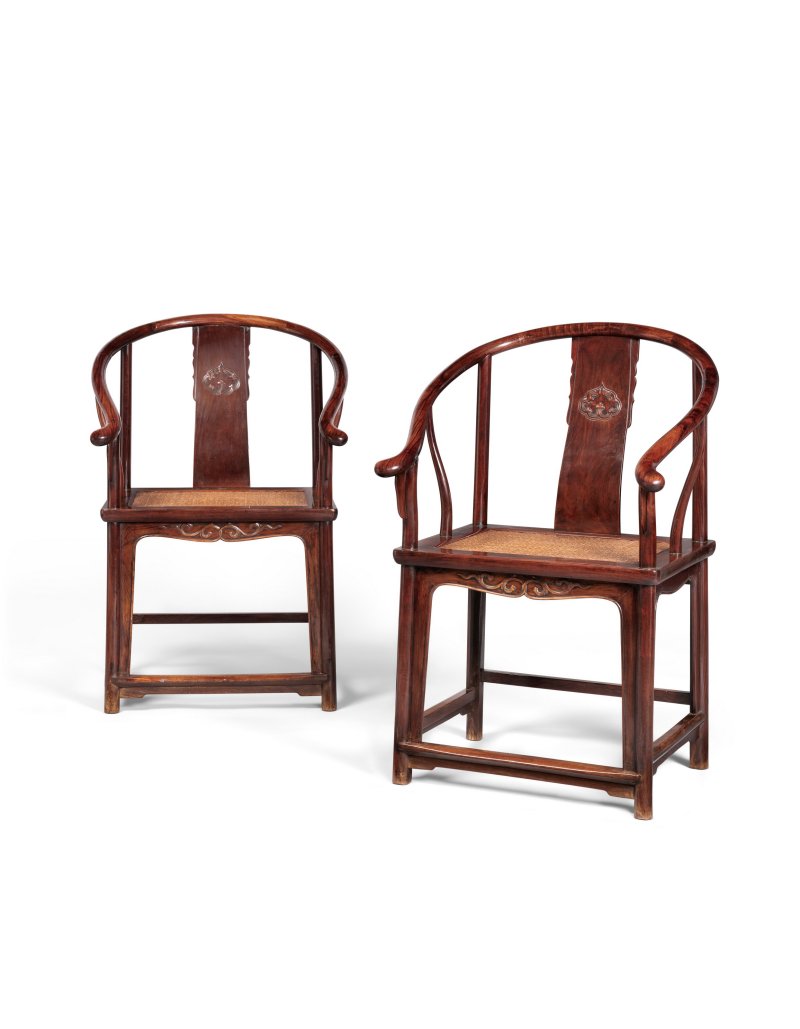 A RARE PAIR OF HUANGHUALI HORSESHOE-BACK ARMCHAIRS  CHINA, 17TH CENTURY - 图1