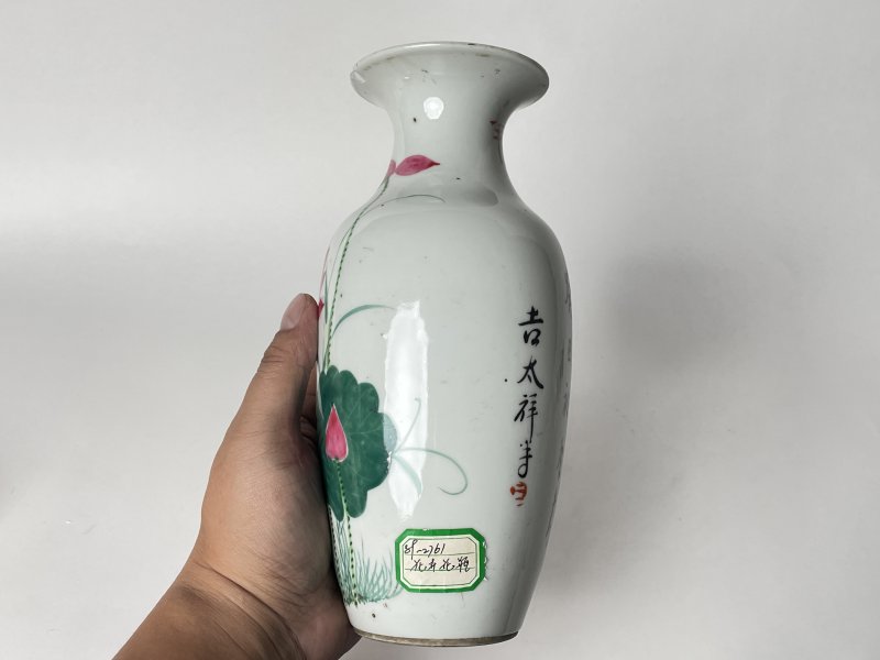 晚清民国 粉彩荷花纹瓶 - 图2