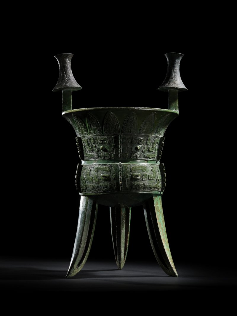 The T.Y. King Jia, a highly important and exceptionally large archaic bronze royal wine vessel, Late Shang dynasty, early Yinxu (Anyang) period, 14th–13th century BC | 商末　安陽殷墟早期　公元前十四至十三世紀　元斝 - 图11