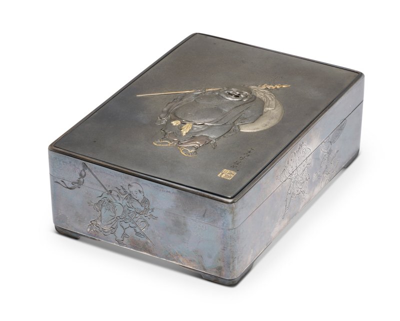 AN INLAID SILVER AND SHIBUICHI RECTANGULAR BOX AND COVER  JAPAN, MEIJI PERIOD (EARLY 20TH CENTURY), SIGNED HOSHU-SO SHOMIN AND SEALED HOSHU SEI (UNNO SHOMIN (1844-1915), AND SEALED TOKYO HATTORI TOKEITEN KINSEI - 图2