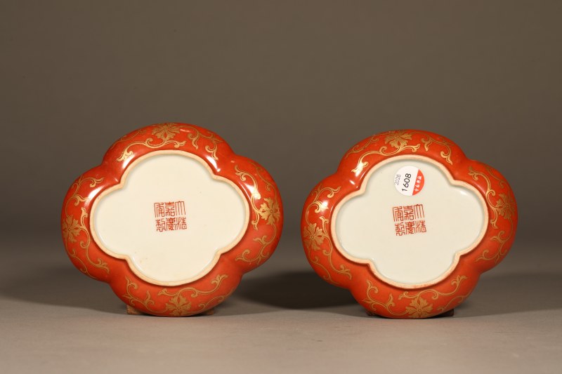清嘉庆 外矾红描金花卉内黄地粉彩缠枝花卉寿字纹海棠盘 - 图7