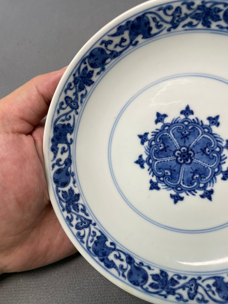 清乾隆 青花缠枝莲托八宝纹盘 - 图13