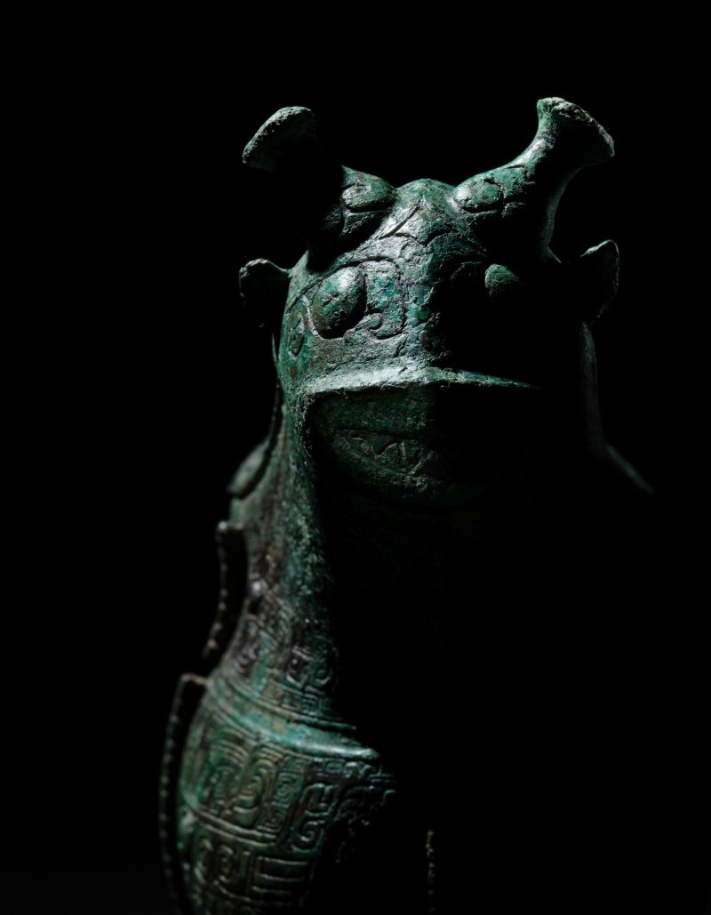 An exceptionally rare and important archaic bronze royal ritual wine vessel and cover, gong, Late Shang dynasty | 商末 青銅獸形觥 - 图4