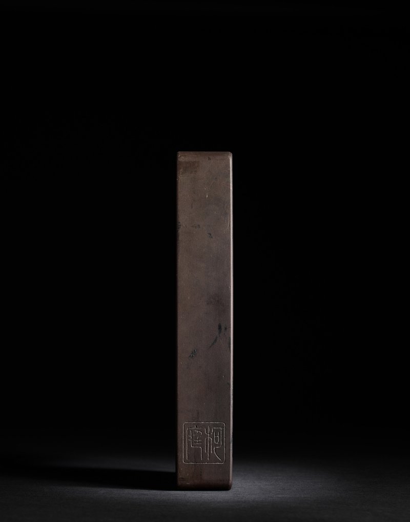 An inscribed 'Fengyun Biantai' Duan Inkstone, Qing dynasty, signed Yang Xie (1781–1850) | 清　楊澥製　琴舫上款　隸書「風雲變態」端硯 - 图5
