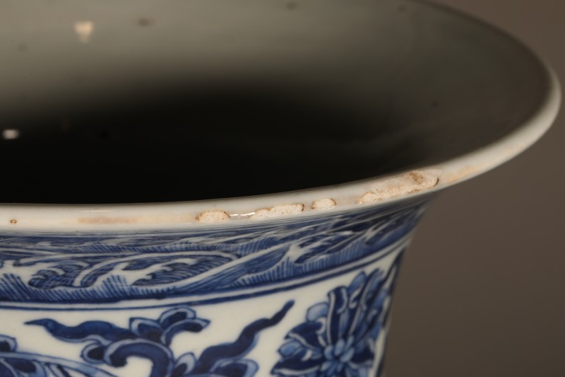 清 青花缠枝莲八宝纹竹节贯耳瓶 - 图3