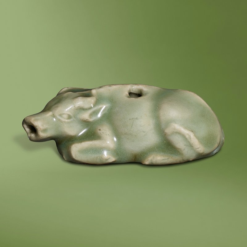 元 龍泉窯青釉臥牛水滴  CHINA, YUAN DYNASTY (1279-1368) - 图1