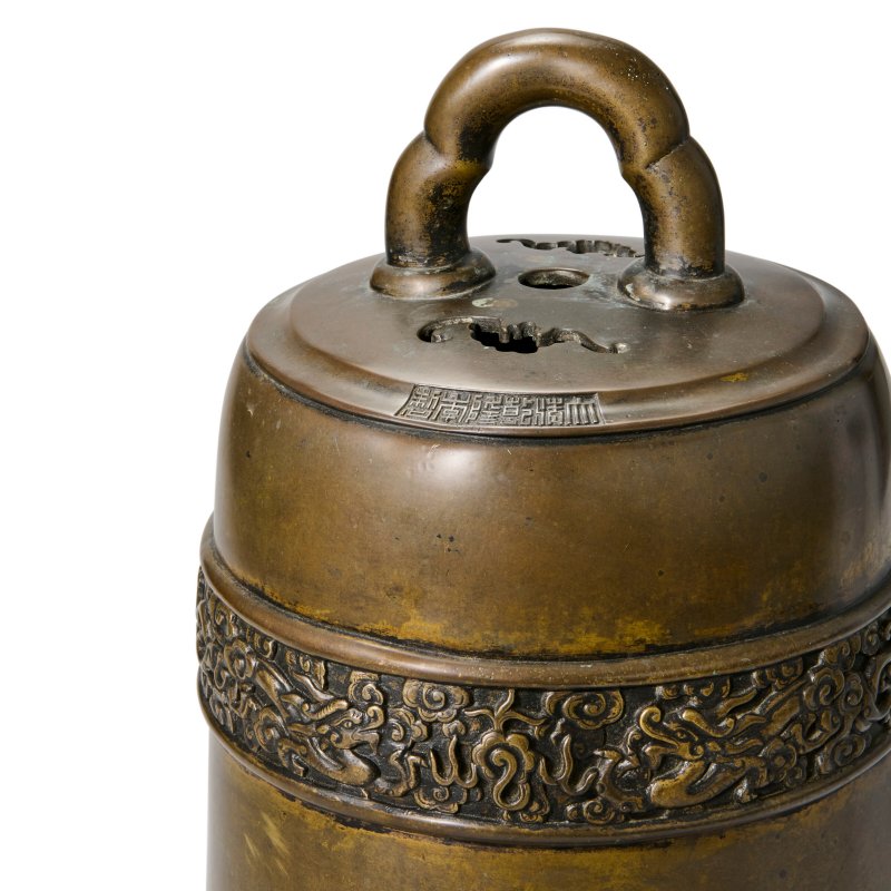 A LARGE BRONZE 'DRAGON' BELL  CHINA, QING DYNASTY, QIANLONG SIX-CHARACTER SEAL MARK IN A LINE AND OF THE PERIOD (1736-1795) - 图5