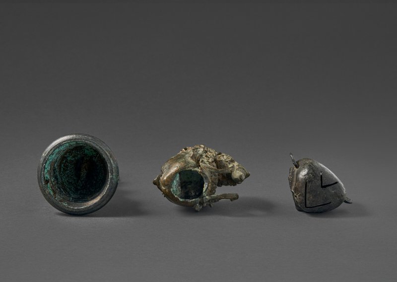 A COPPER ALLOY HEAD, PRIEST'S BELL AND RATTLE  INDONESIA, 12TH-15TH CENTURY - 图5
