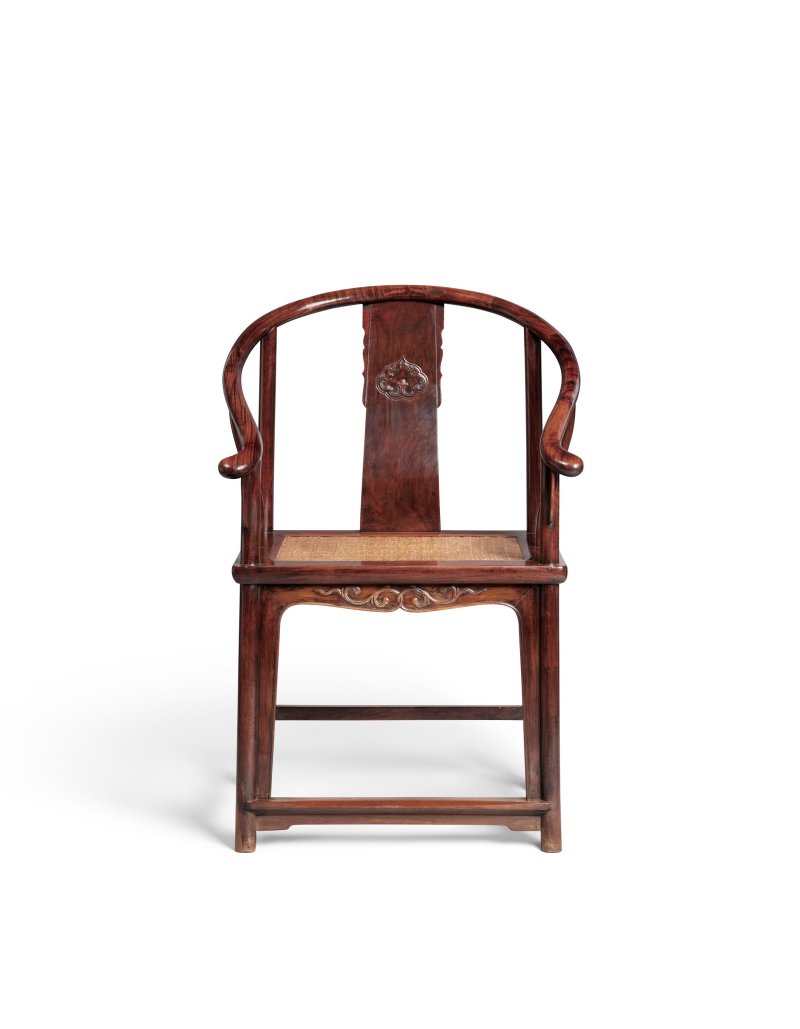 A RARE PAIR OF HUANGHUALI HORSESHOE-BACK ARMCHAIRS  CHINA, 17TH CENTURY - 图2