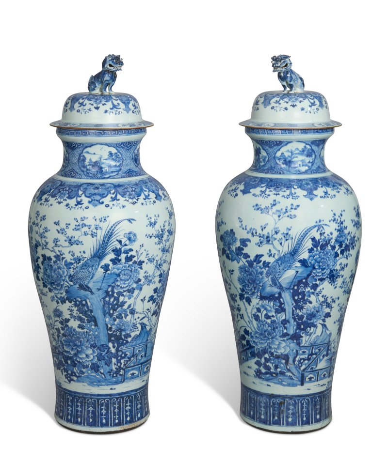A PAIR OF CHINESE EXPORT BLUE AND WHITE 'SOLDIER' VASES AND COVERS  CHINA, QING DYNASTY, 18TH CENTURY - 图5