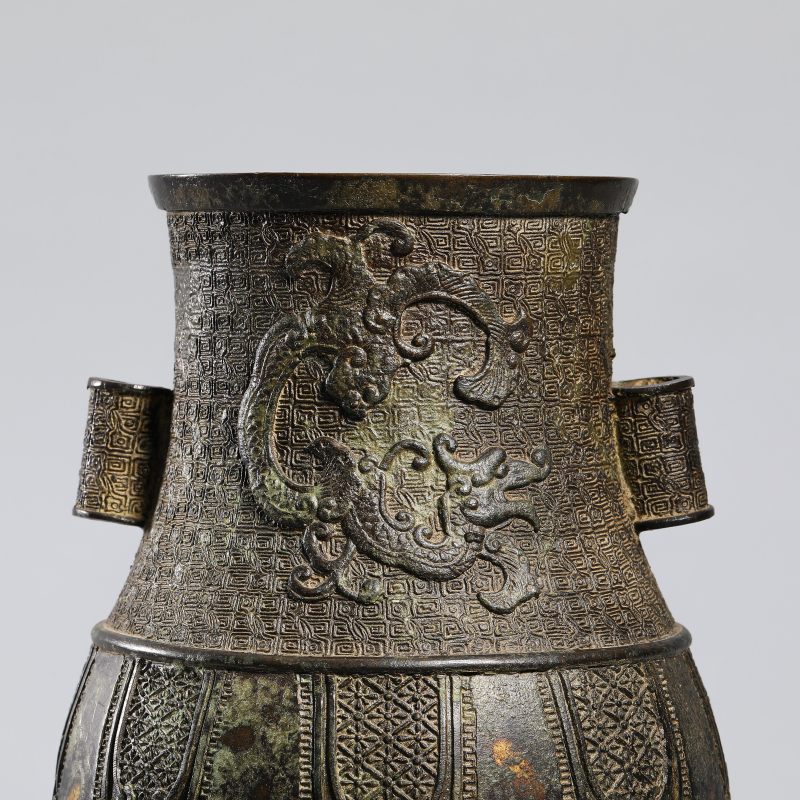 明 铜蕉叶夔龙纹贯耳尊 - 图5