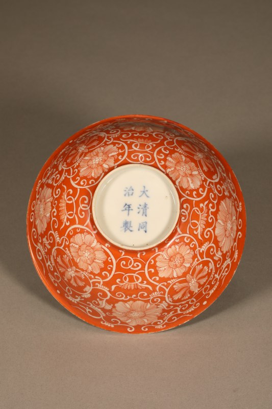 清同治 矾红留白缠枝花卉纹碗 - 图2