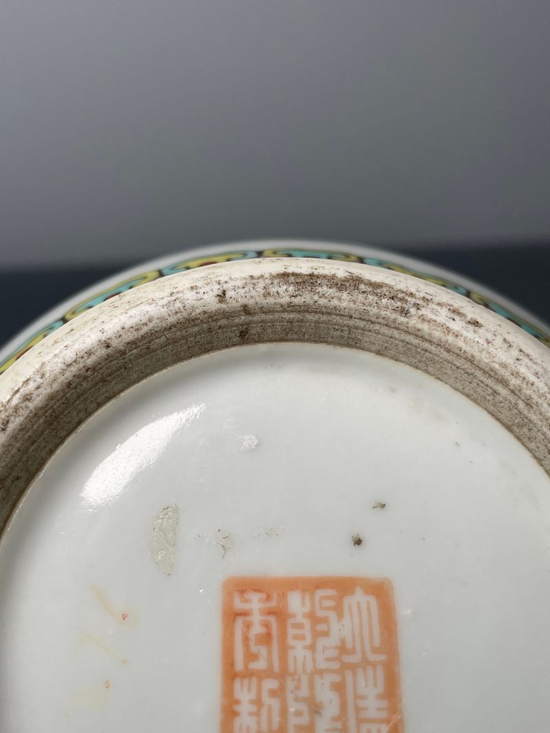 清同治 粉彩“博古清供”象耳瓶 - 图27