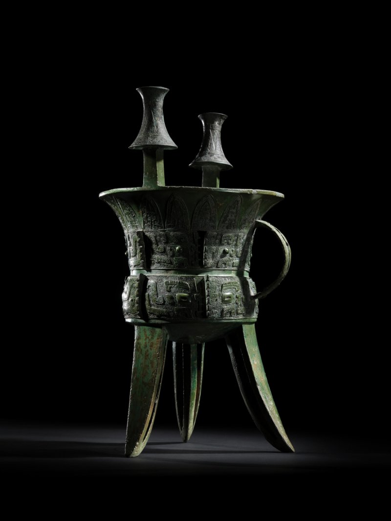 The T.Y. King Jia, a highly important and exceptionally large archaic bronze royal wine vessel, Late Shang dynasty, early Yinxu (Anyang) period, 14th–13th century BC | 商末　安陽殷墟早期　公元前十四至十三世紀　元斝 - 图12